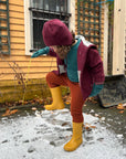 Lifestyle photo of Reiff wool leggings in rust