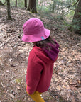 Girl wearing the Pickapooh organic cotton Fritzi sun hat in Azalea