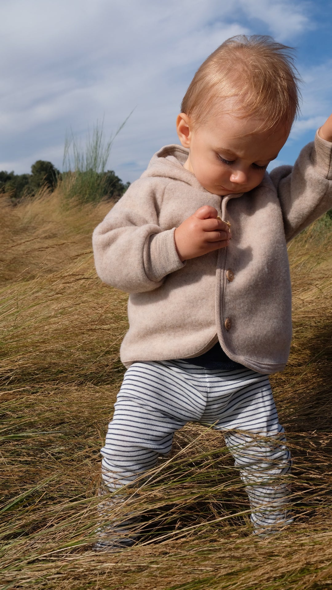Lifestyle photo of boy in Engel wool fleece jacket in sand melange