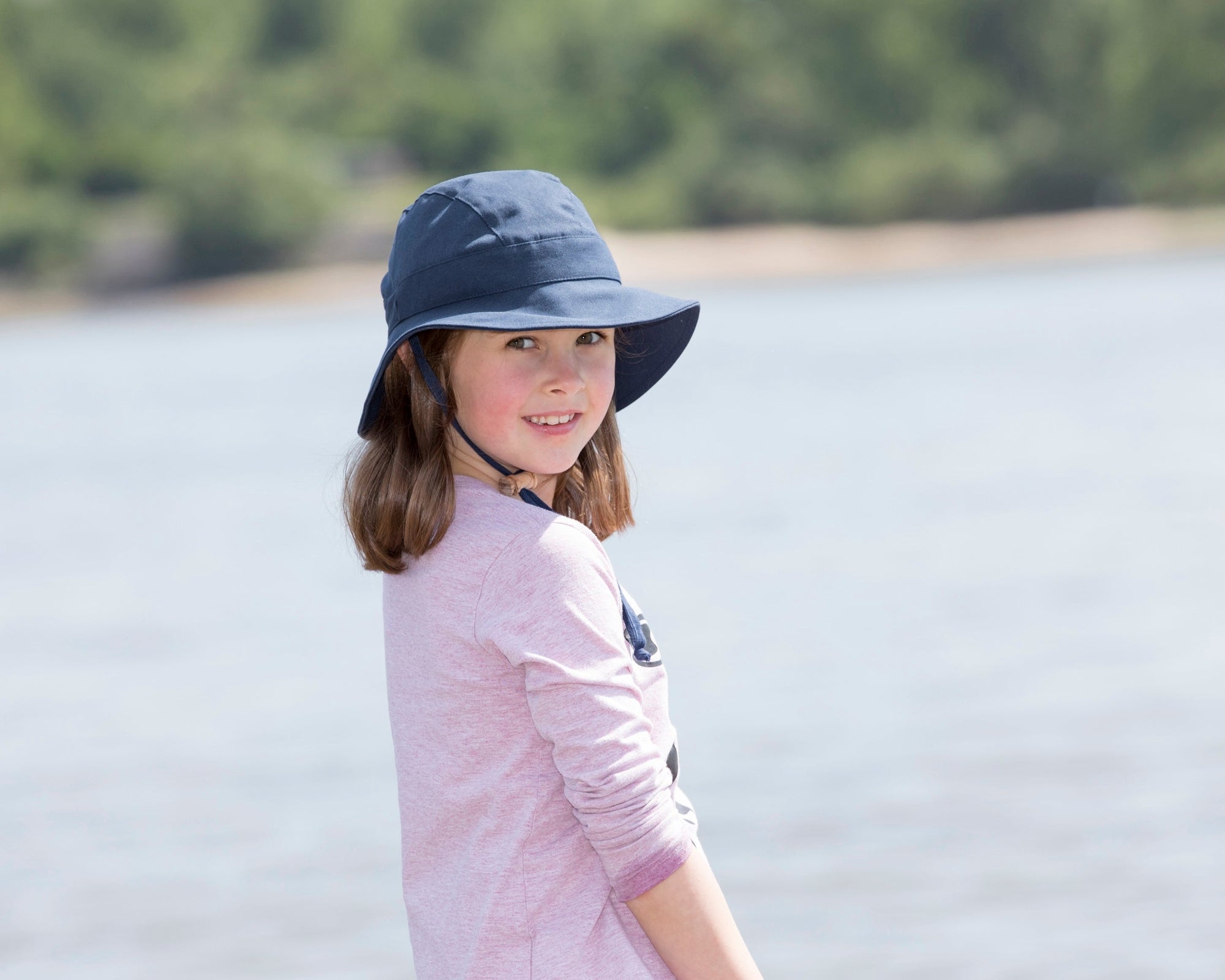 Girl wearing the Fritzi organic cotton sun hat by Pickapooh in navy