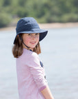 Girl wearing the Fritzi organic cotton sun hat by Pickapooh in navy