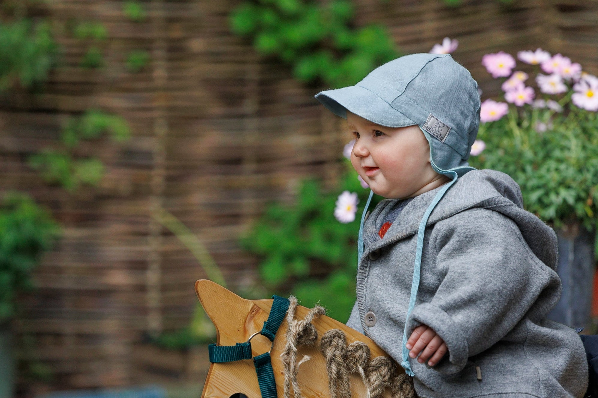 Child wearing Pickapooh organic cotton hat in baby blue