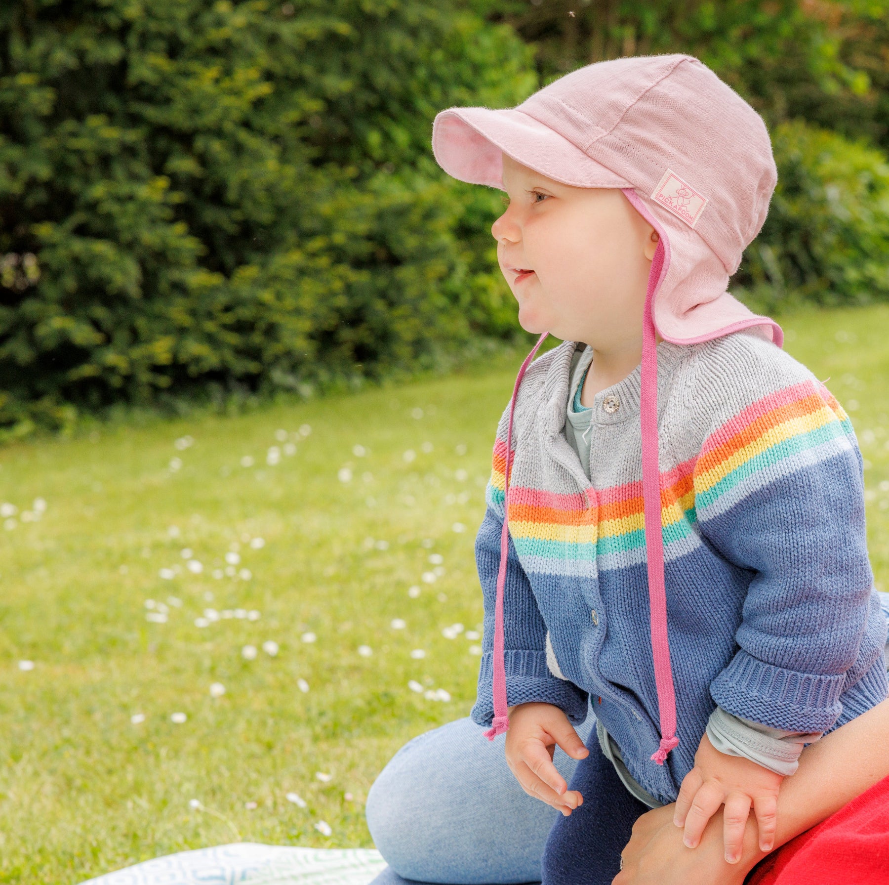 Child wearing Pickapooh organic cotton hat in soft pink
