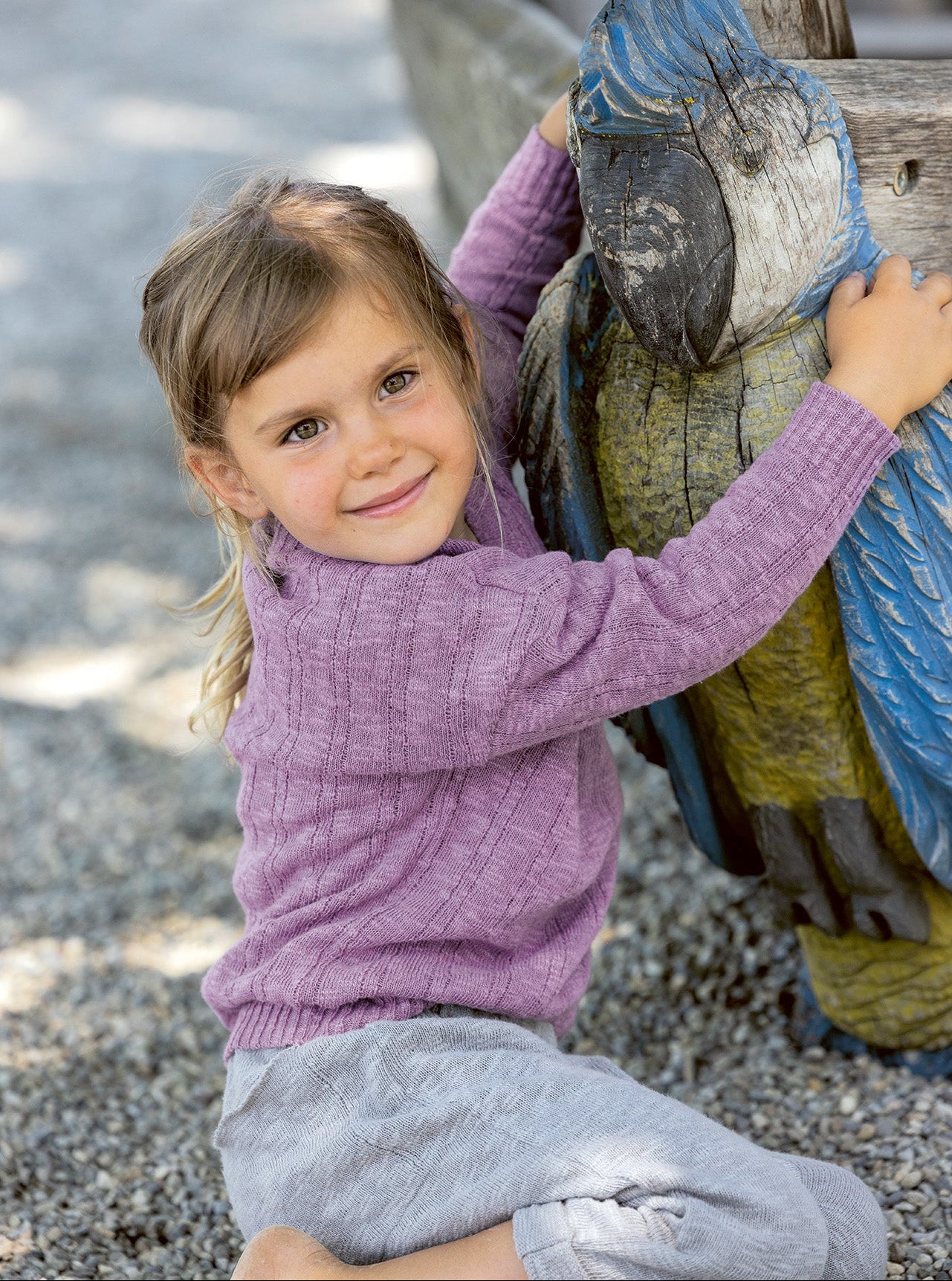 Lifestyle photo of the Disana cotton-linen sweater in lilac