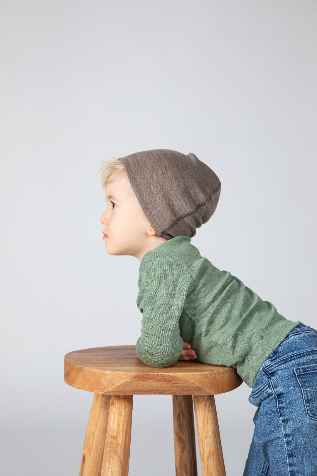 Lifestyle of the Engel wool-silk beanie in walnut