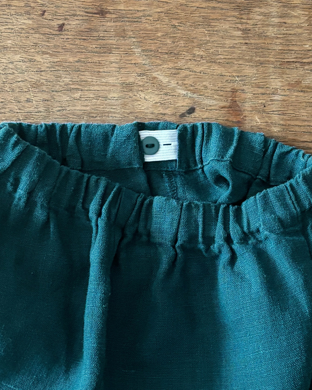 detail of adjustable waste band on 100% linen kids shorts