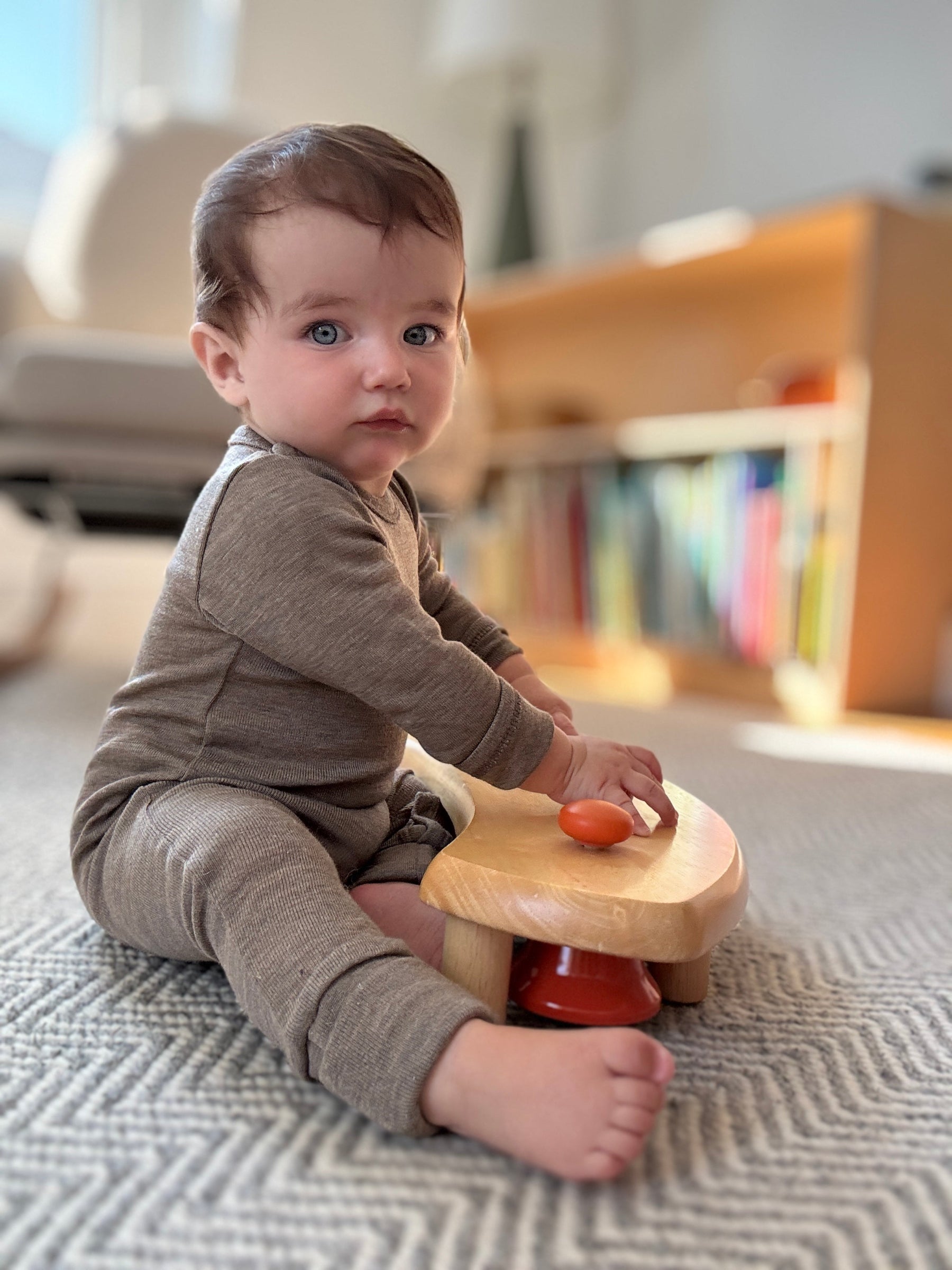 Baby in Engel wool/silk pajamas in walnut 
