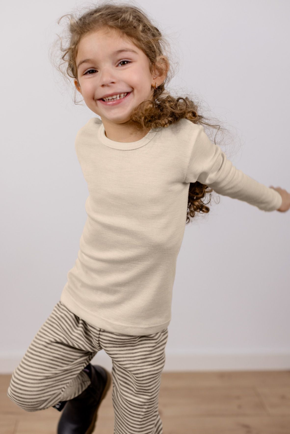Girl in Engel 100% wool kids shirt in natural