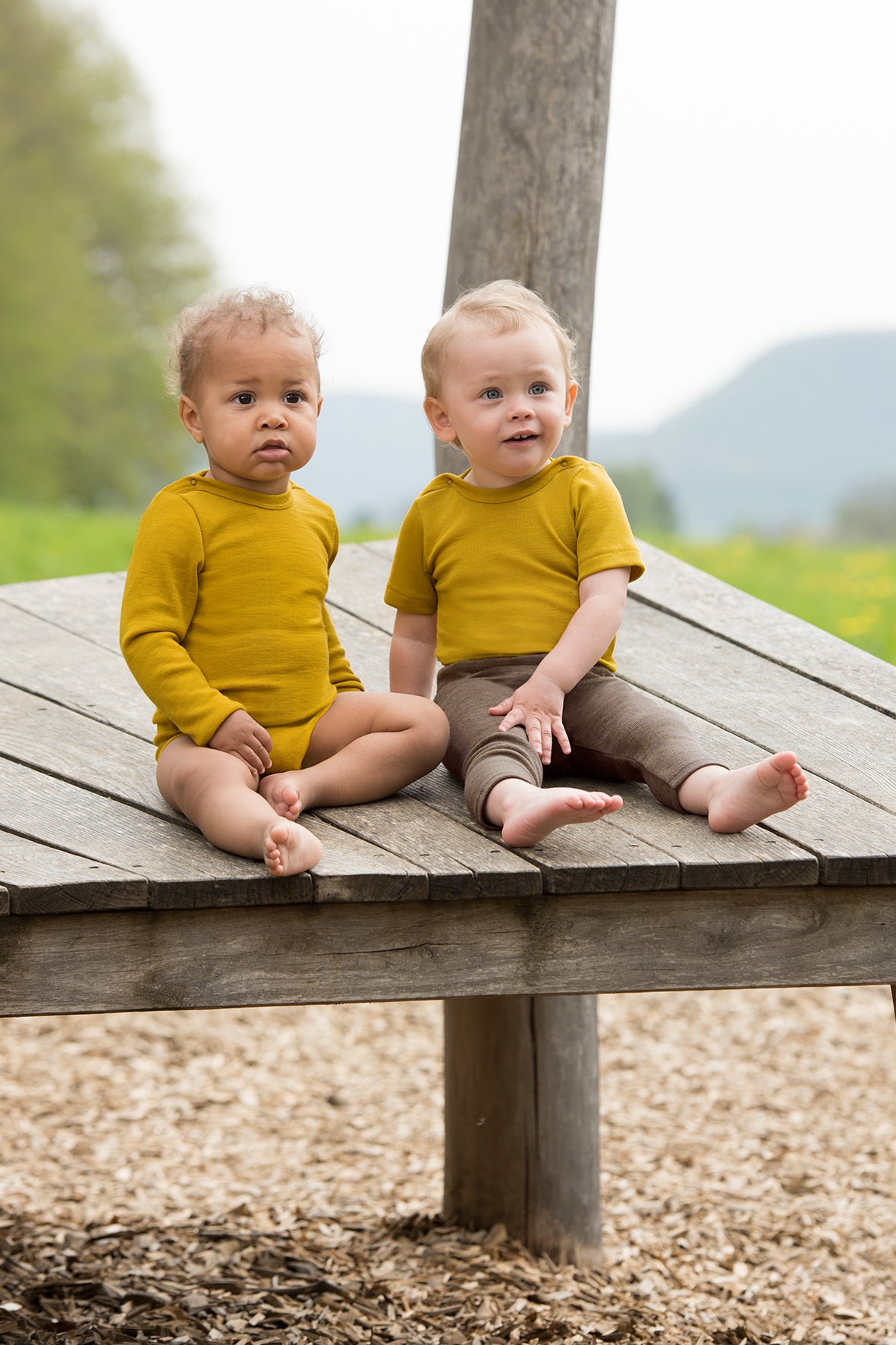 Babies in Engel wool-silk baby leggings in walnut