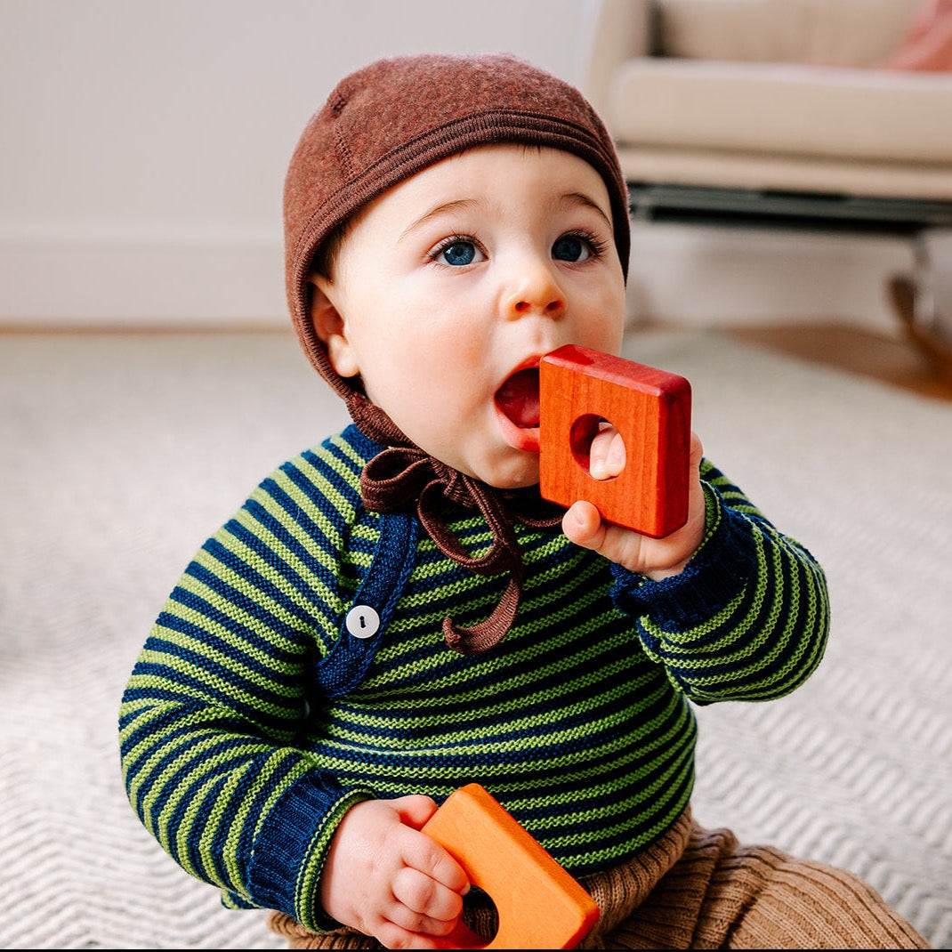 Baby in Engel wool fleece bonnet in cinnamon melange