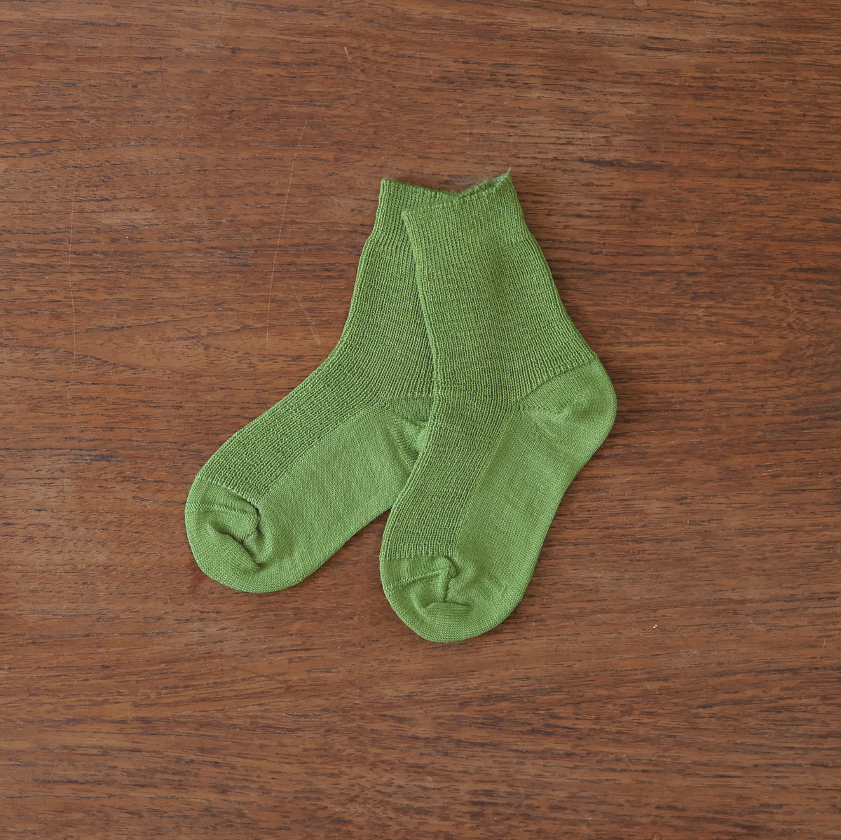 Grodo fine ribbed organic wool socks in moss