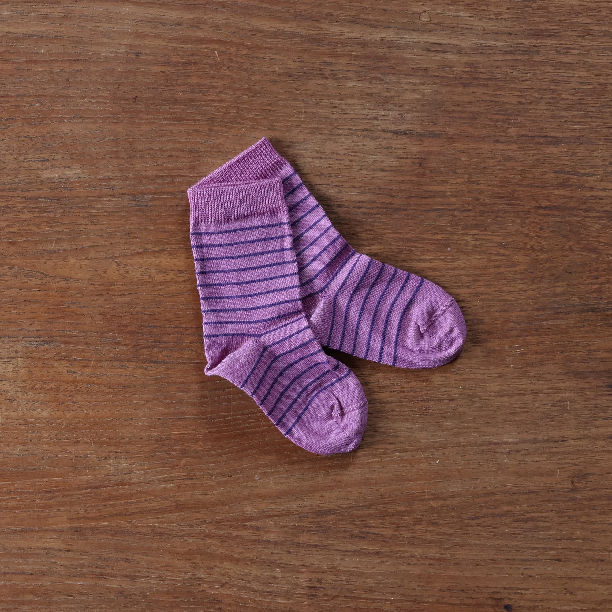 Grodo lightweight wool-cotton socks in purple-navy stripe