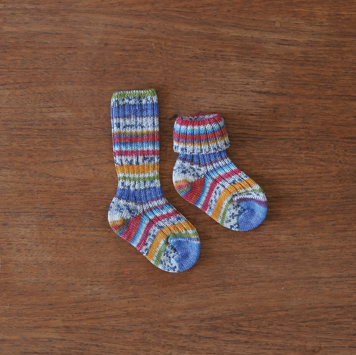 Grodo 100% organic wool baby socks in multicolor knit