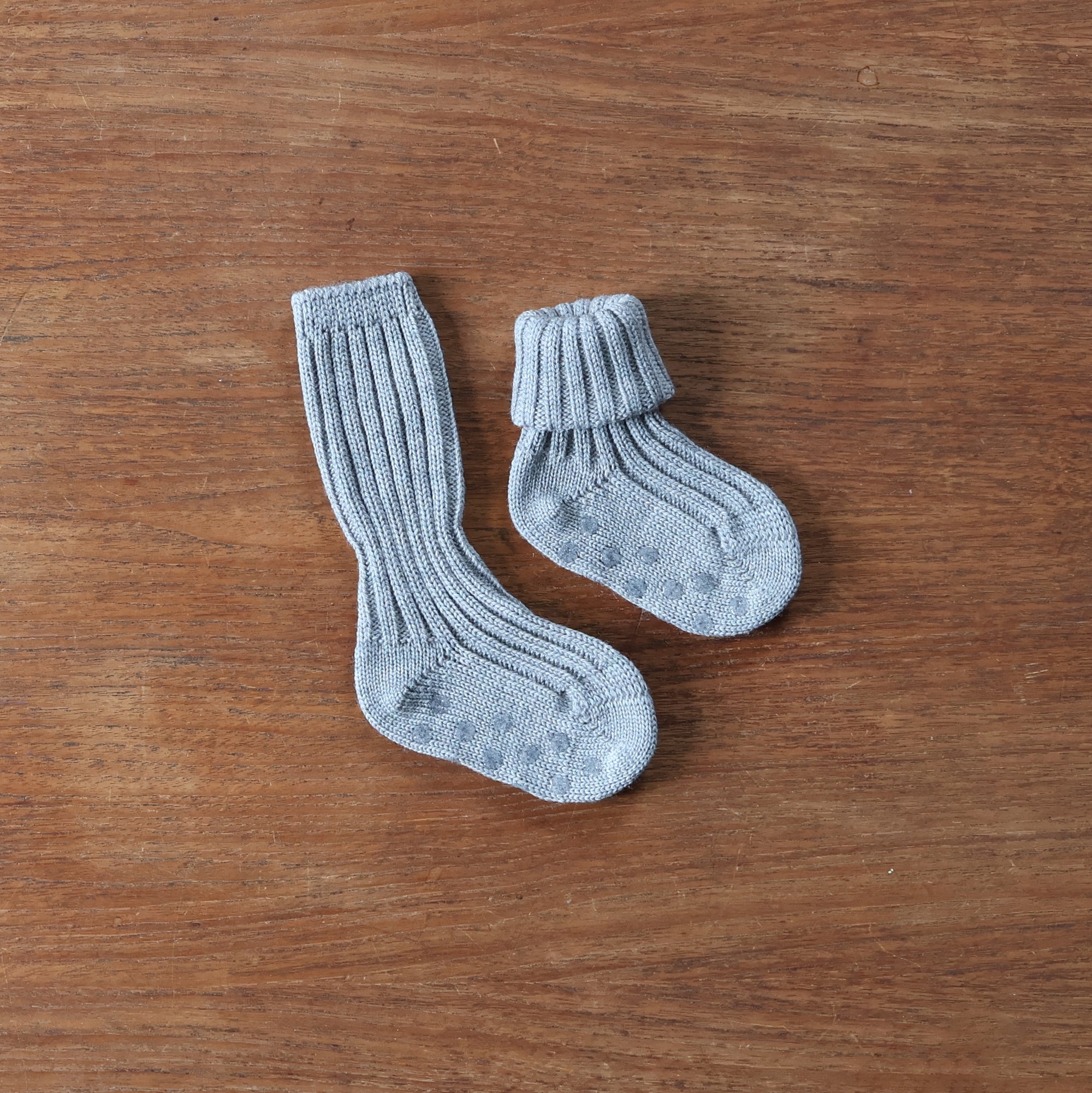 Thick ribbed wool baby socks by Grodo in gray