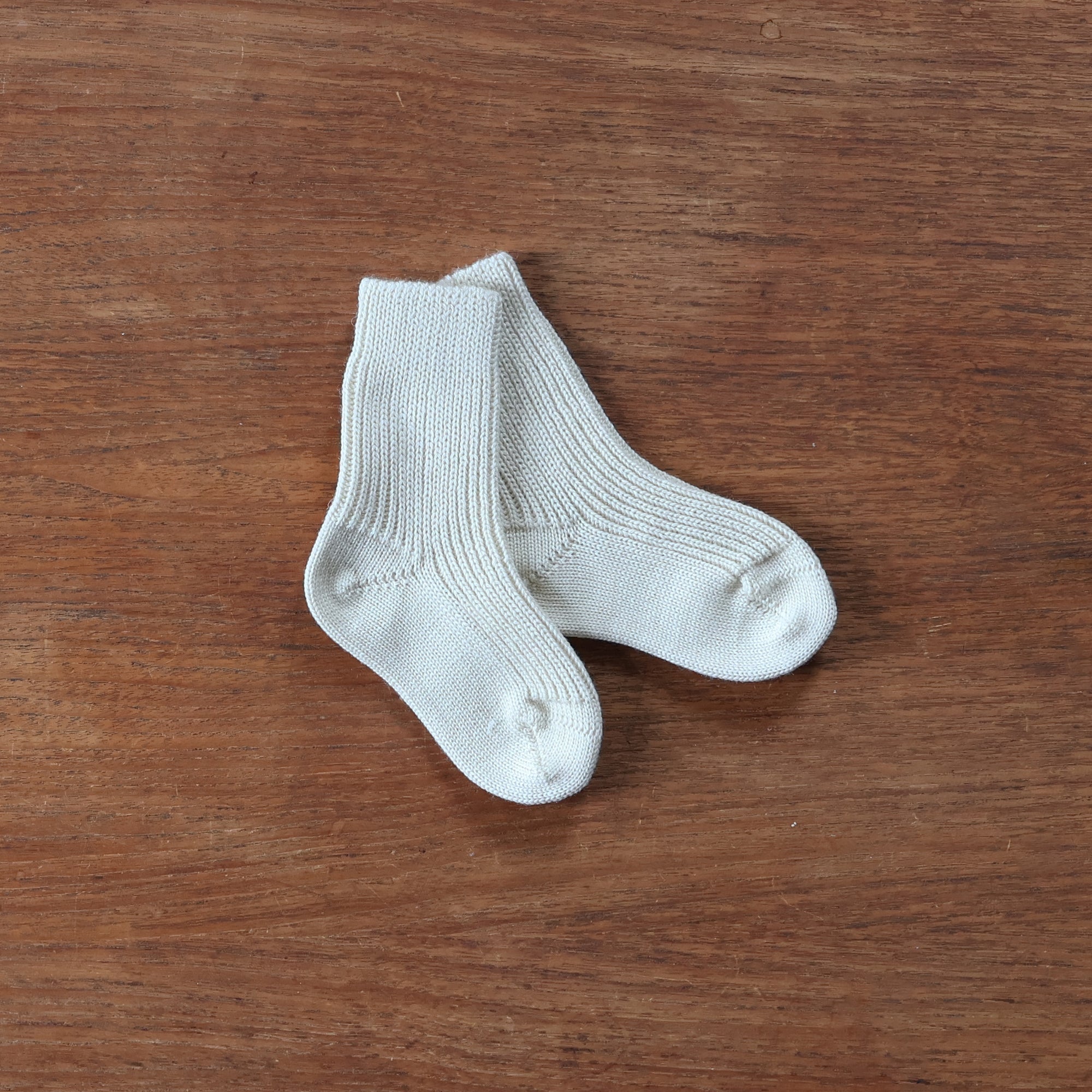Grodo fine ribbed wool socks in natural