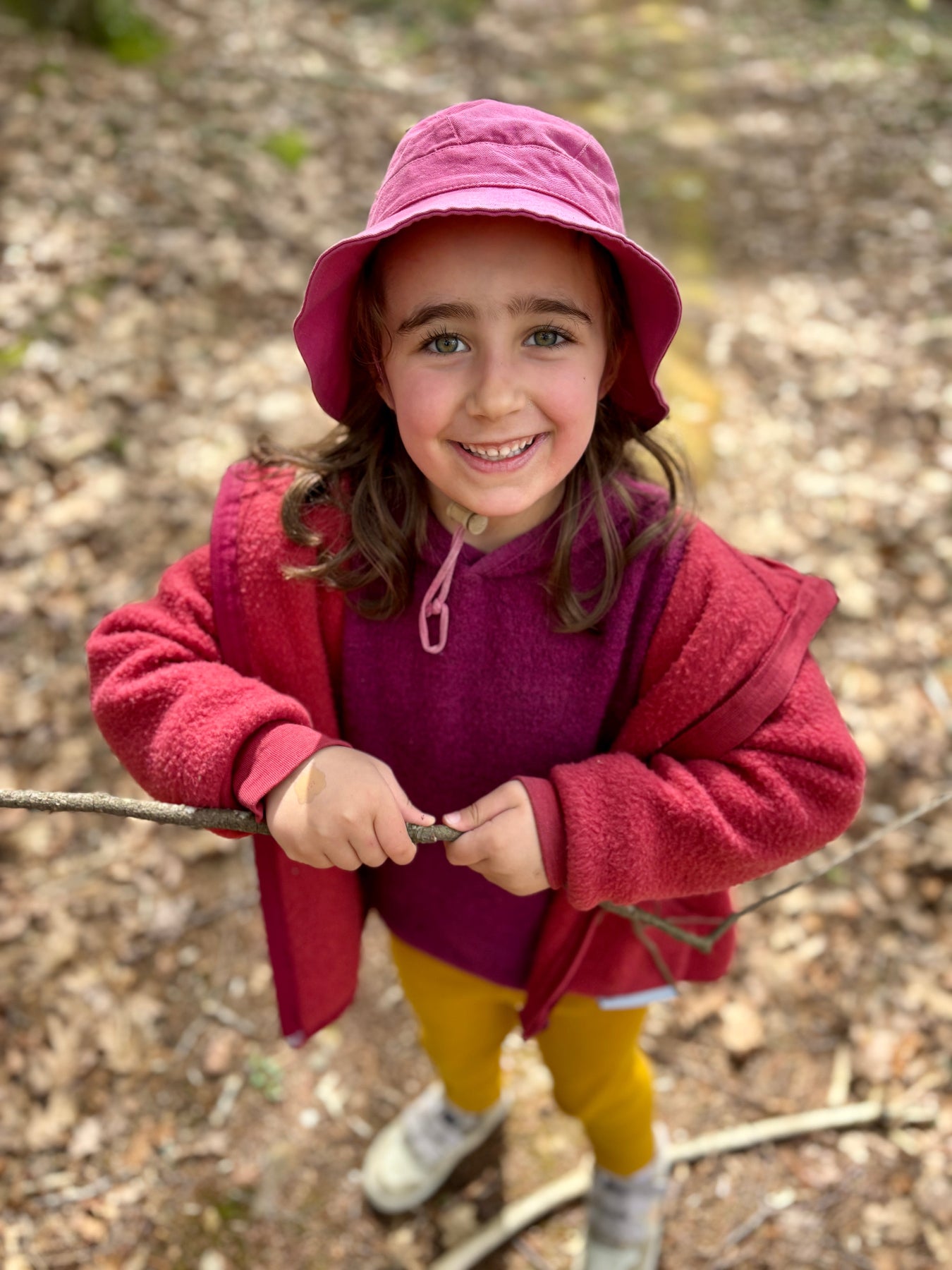 Girl wearing the Pickapooh organic cotton Fritzi sun hat in Azalea