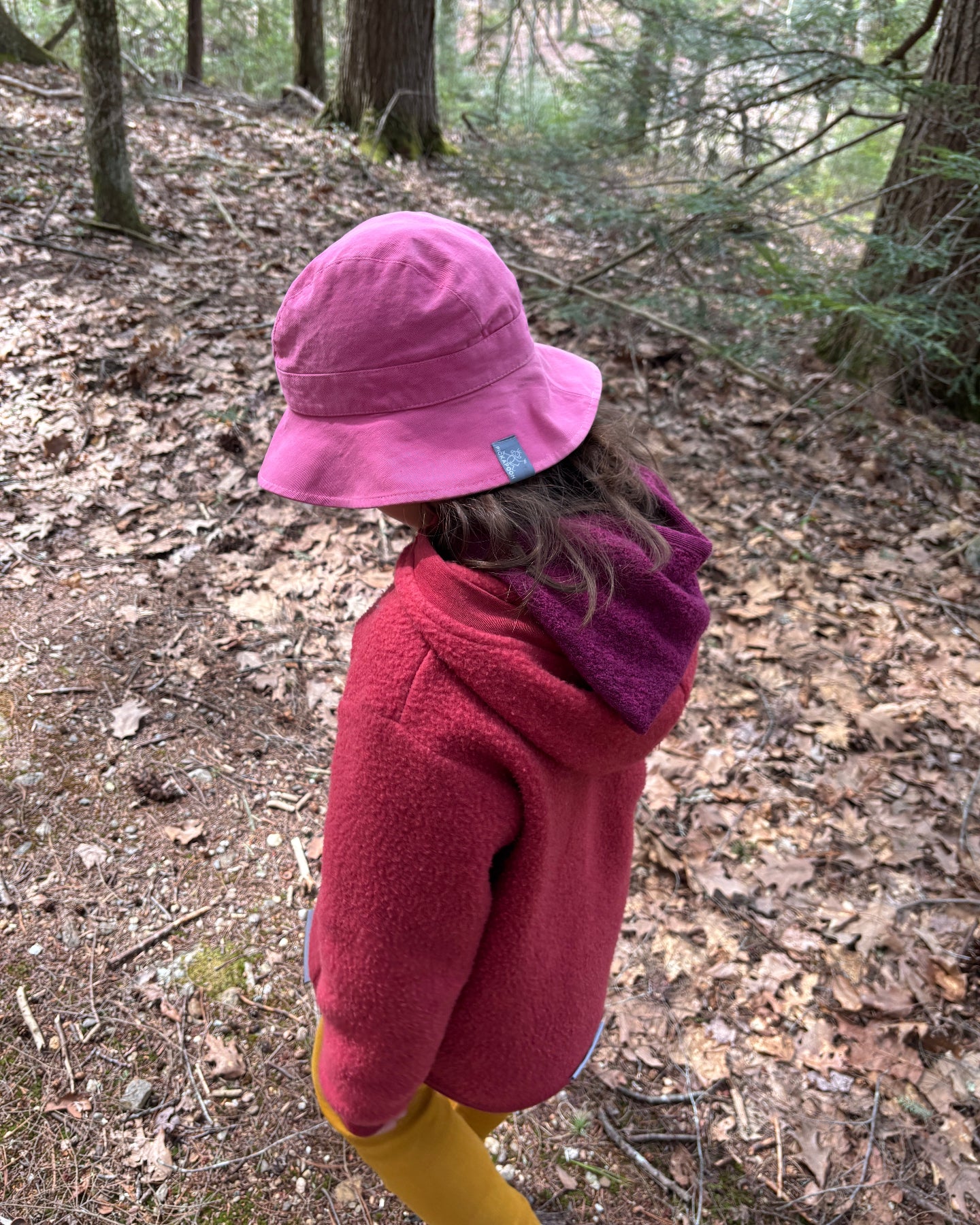 Girl wearing the Pickapooh organic cotton Fritzi sun hat in Azalea