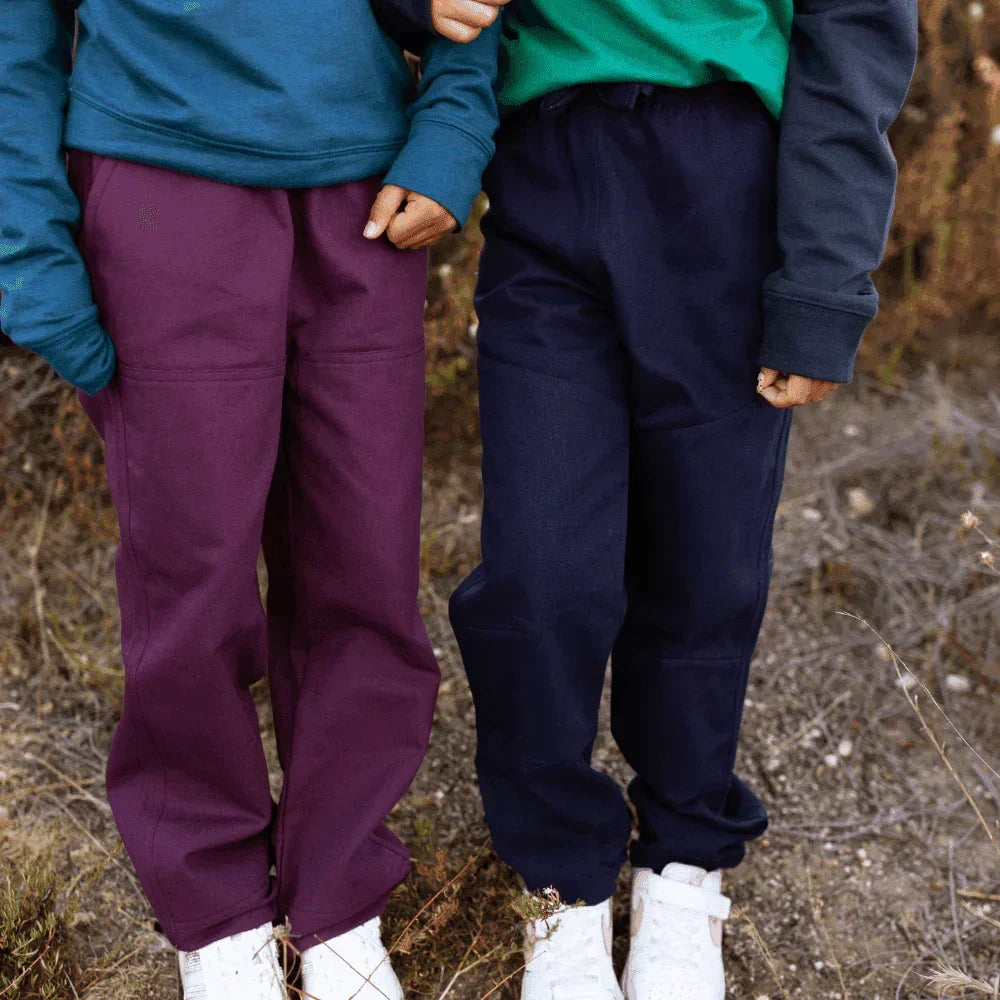 Lifestyle of two girls in Jackalo Jules pants in plum