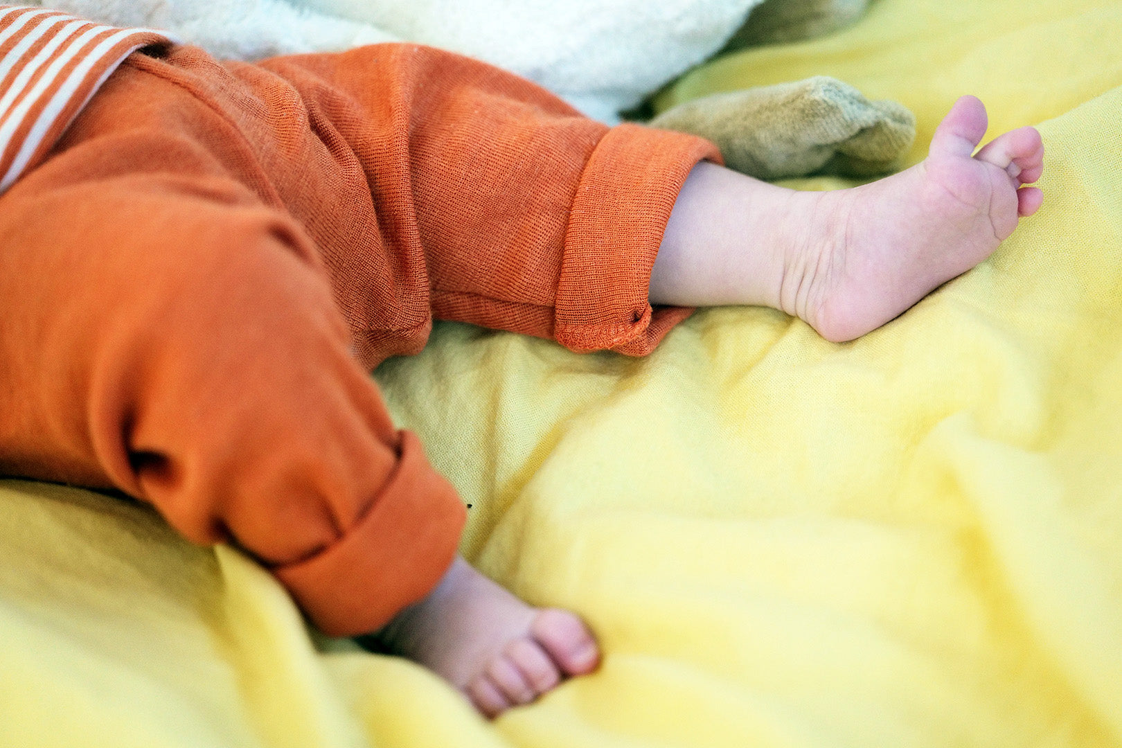 close up of Engel wool-silk baby leggings in tangerine