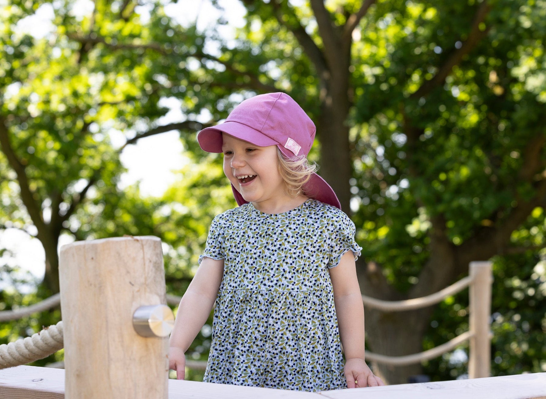 Child playing in pickapooh Legionar organic cotton hat in azalea