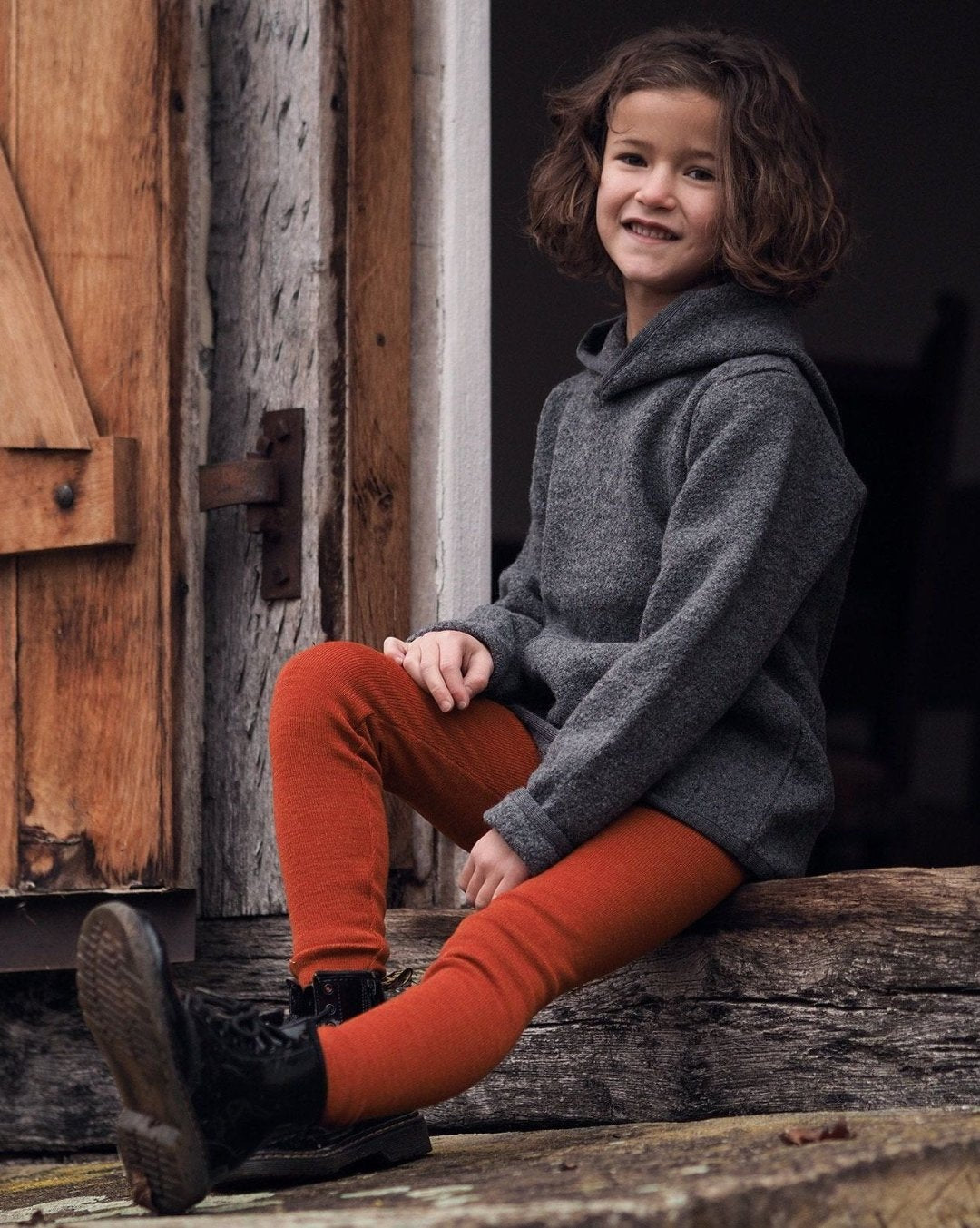 Lifestyle of Reiff wool leggings in rust