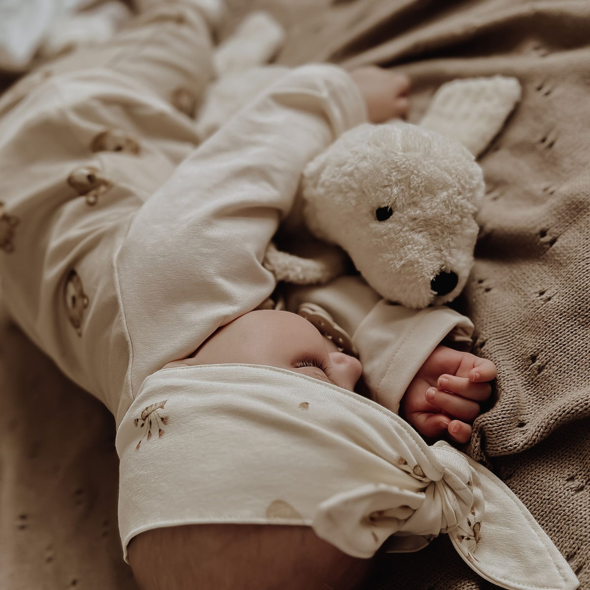 Baby sleeping with the Senger Cuddly organic cotton non-toxic small white seal 