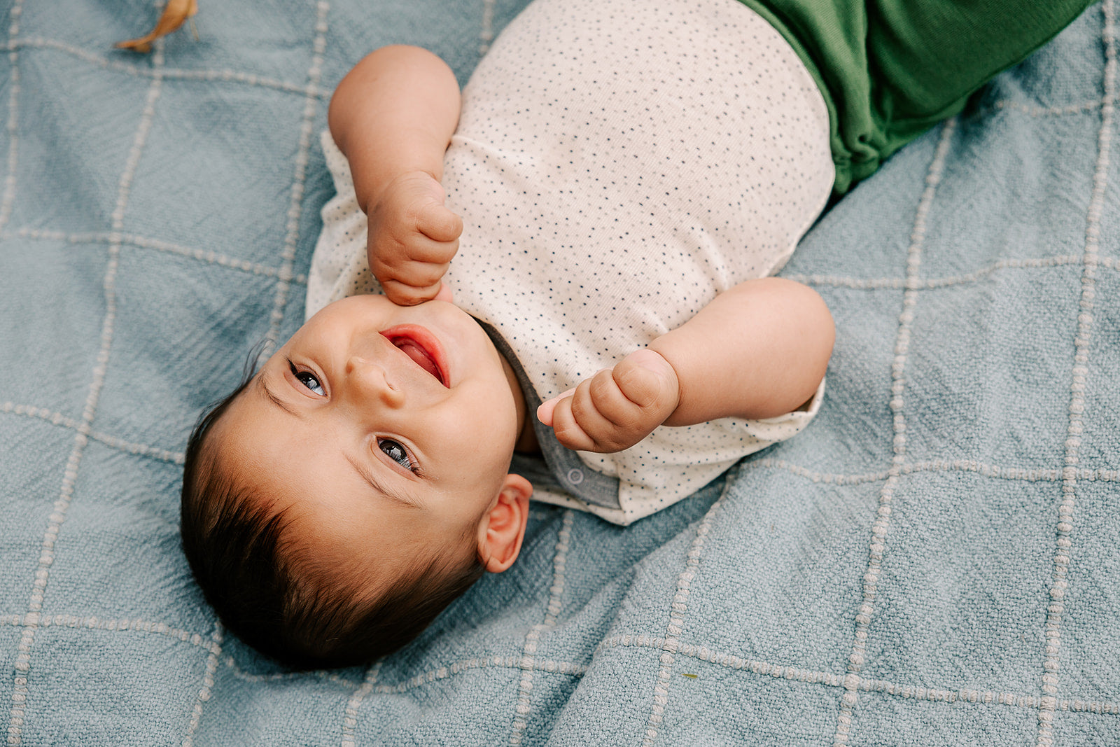 baby in Engel wool/silk short sleeve bodysuit in natural/dots