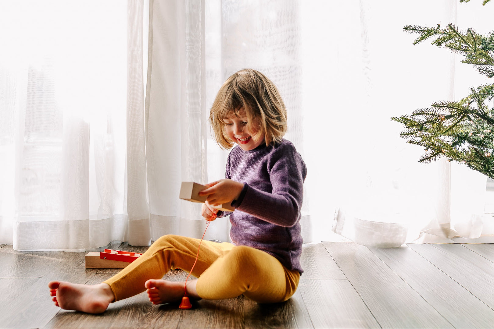 Lifestyle photo of girl in Reiff wool leggings in marigold